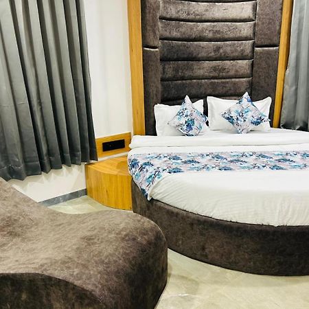 Hotel M Grand Ahmedabad Bagian luar foto