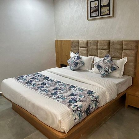 Hotel M Grand Ahmedabad Bagian luar foto