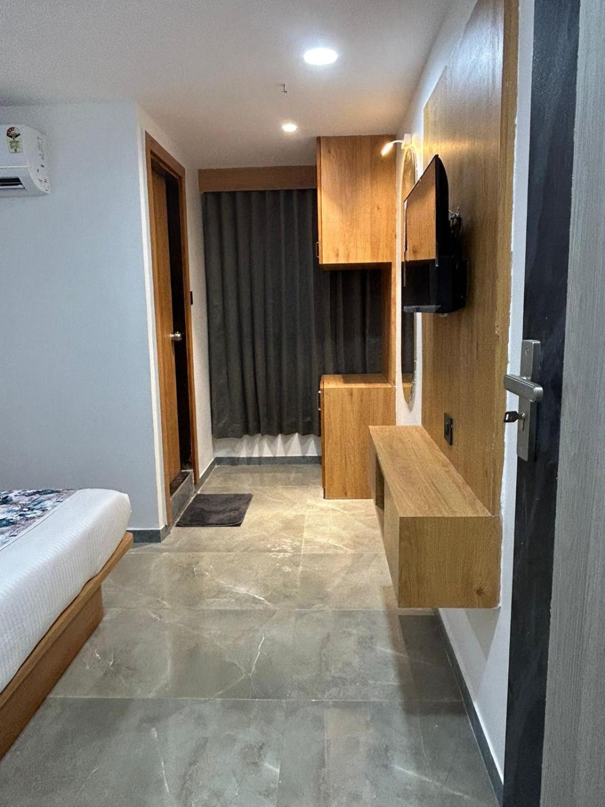 Hotel M Grand Ahmedabad Bagian luar foto