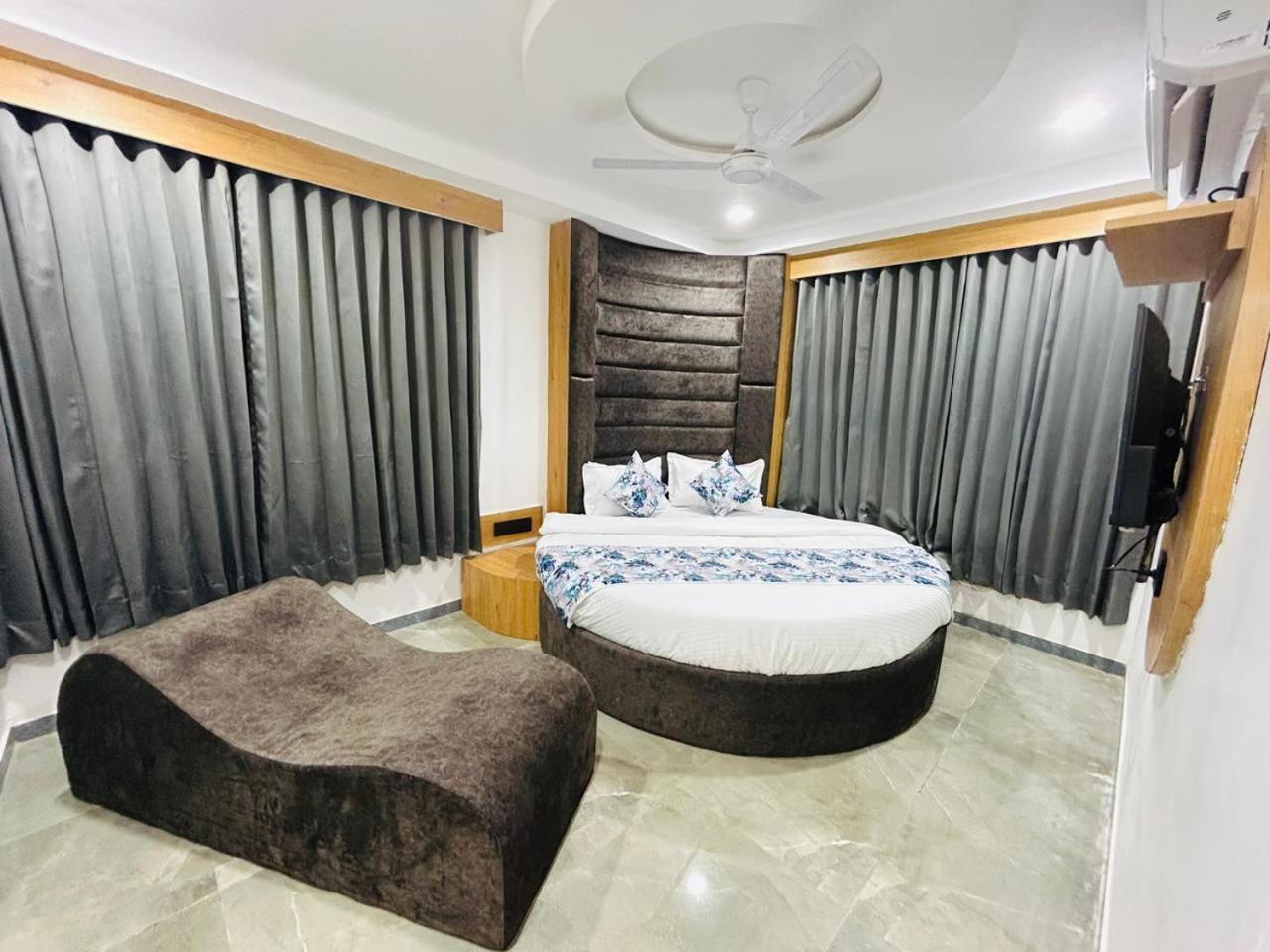 Hotel M Grand Ahmedabad Bagian luar foto