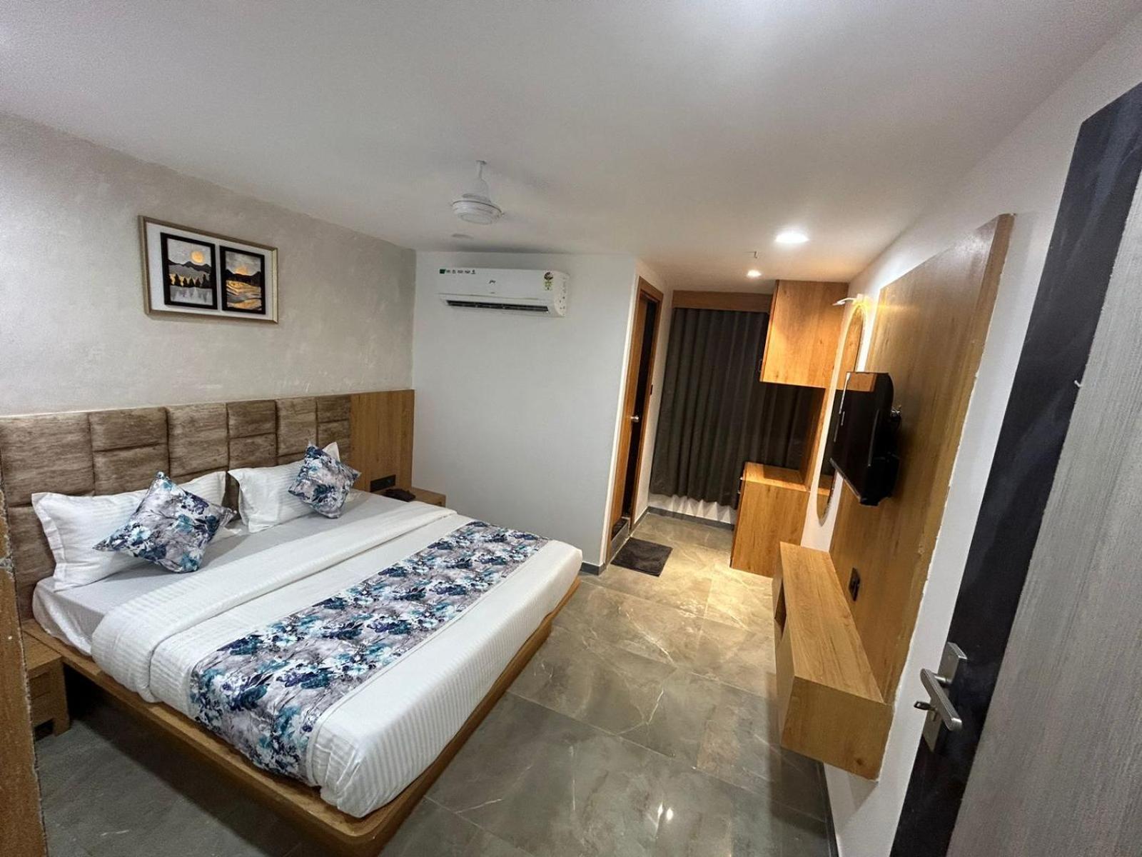 Hotel M Grand Ahmedabad Bagian luar foto