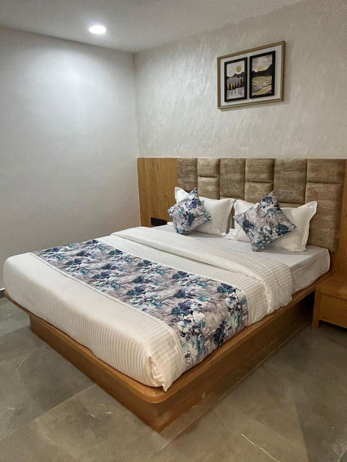 Hotel M Grand Ahmedabad Bagian luar foto