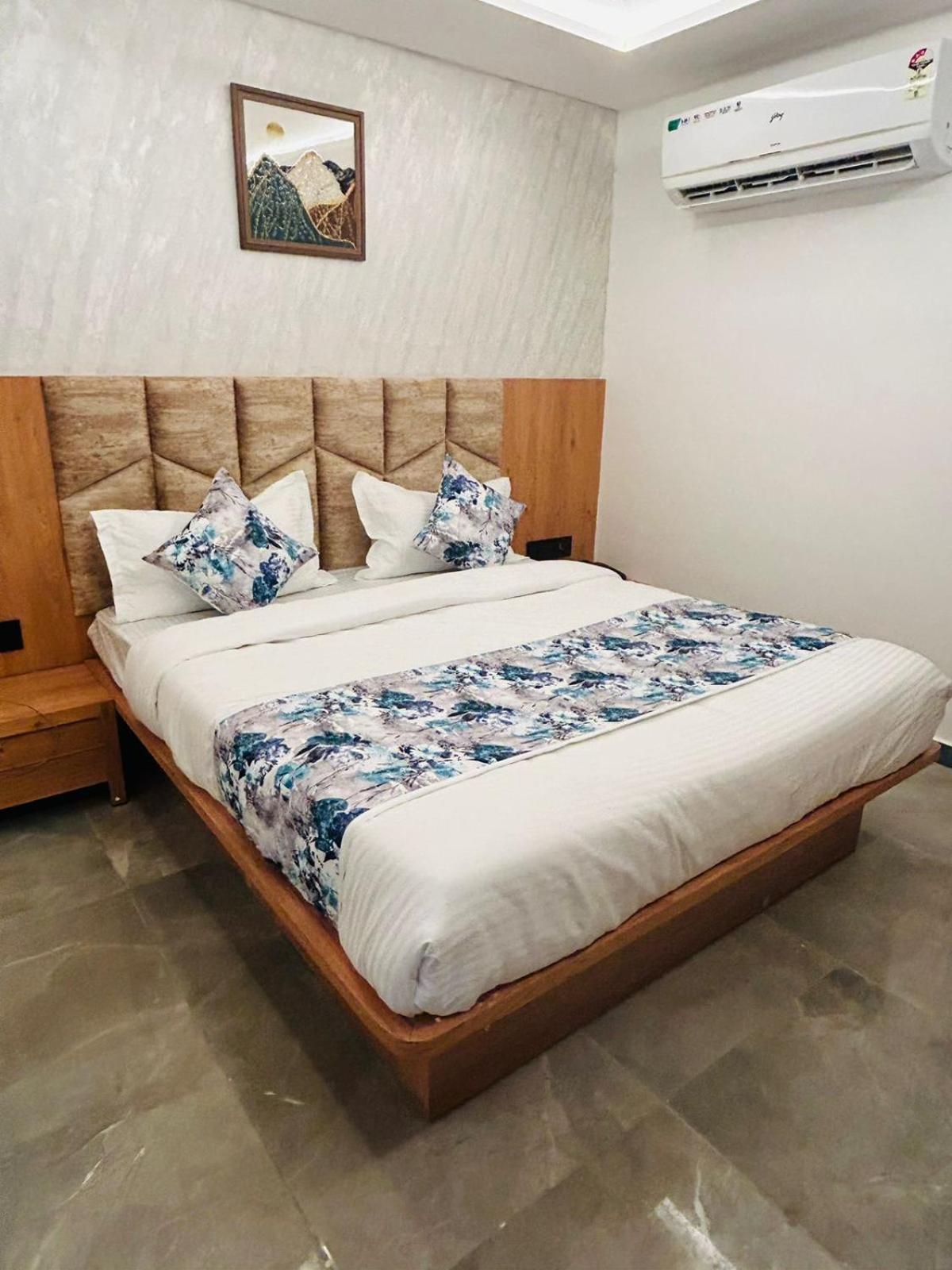 Hotel M Grand Ahmedabad Bagian luar foto