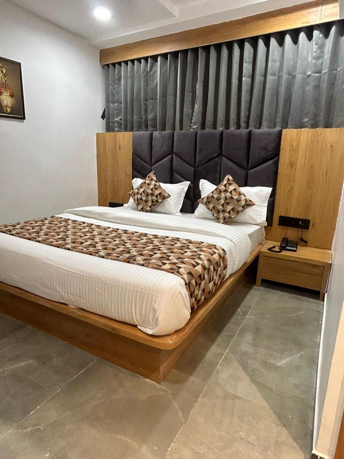 Hotel M Grand Ahmedabad Bagian luar foto