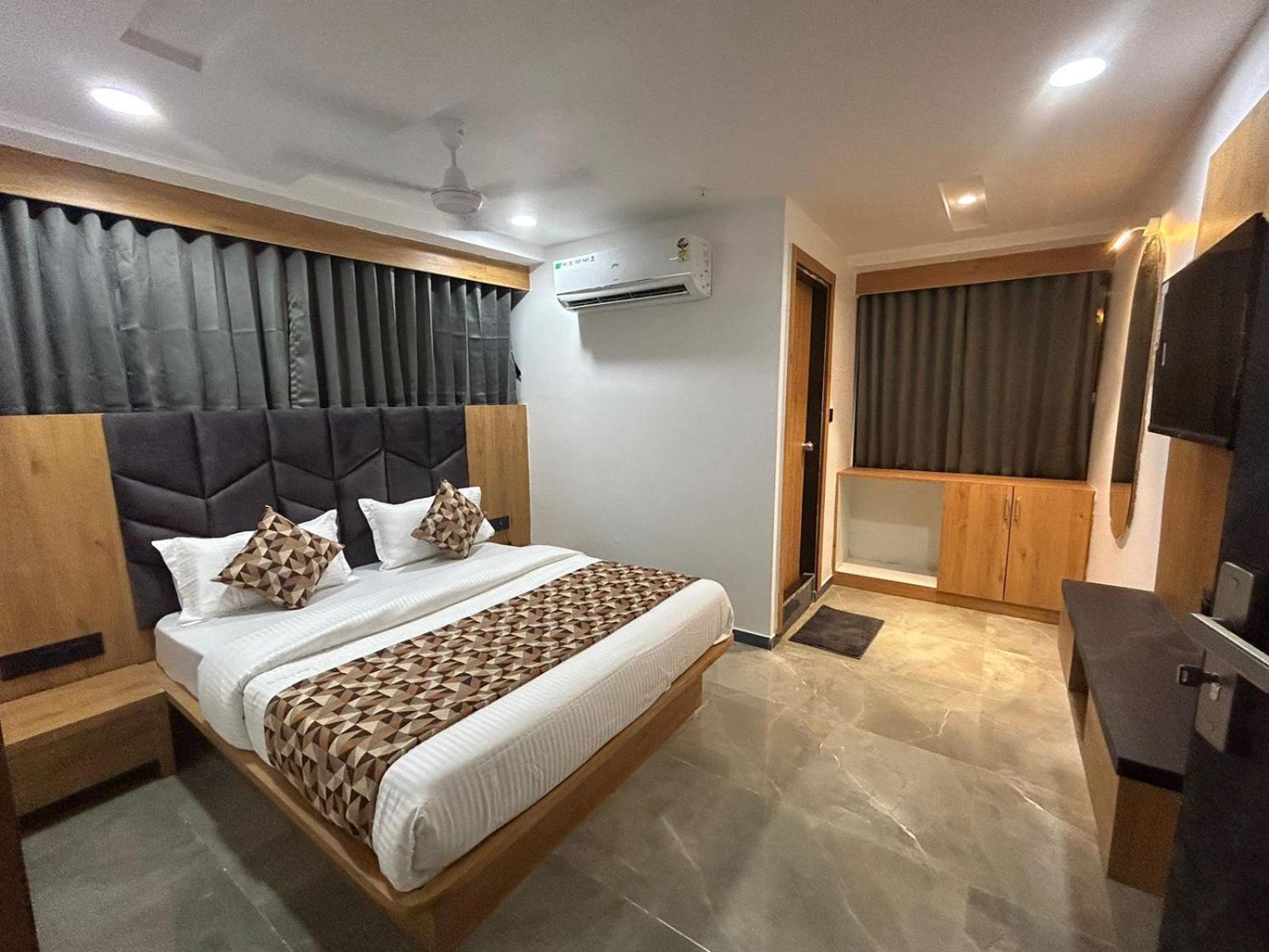 Hotel M Grand Ahmedabad Bagian luar foto