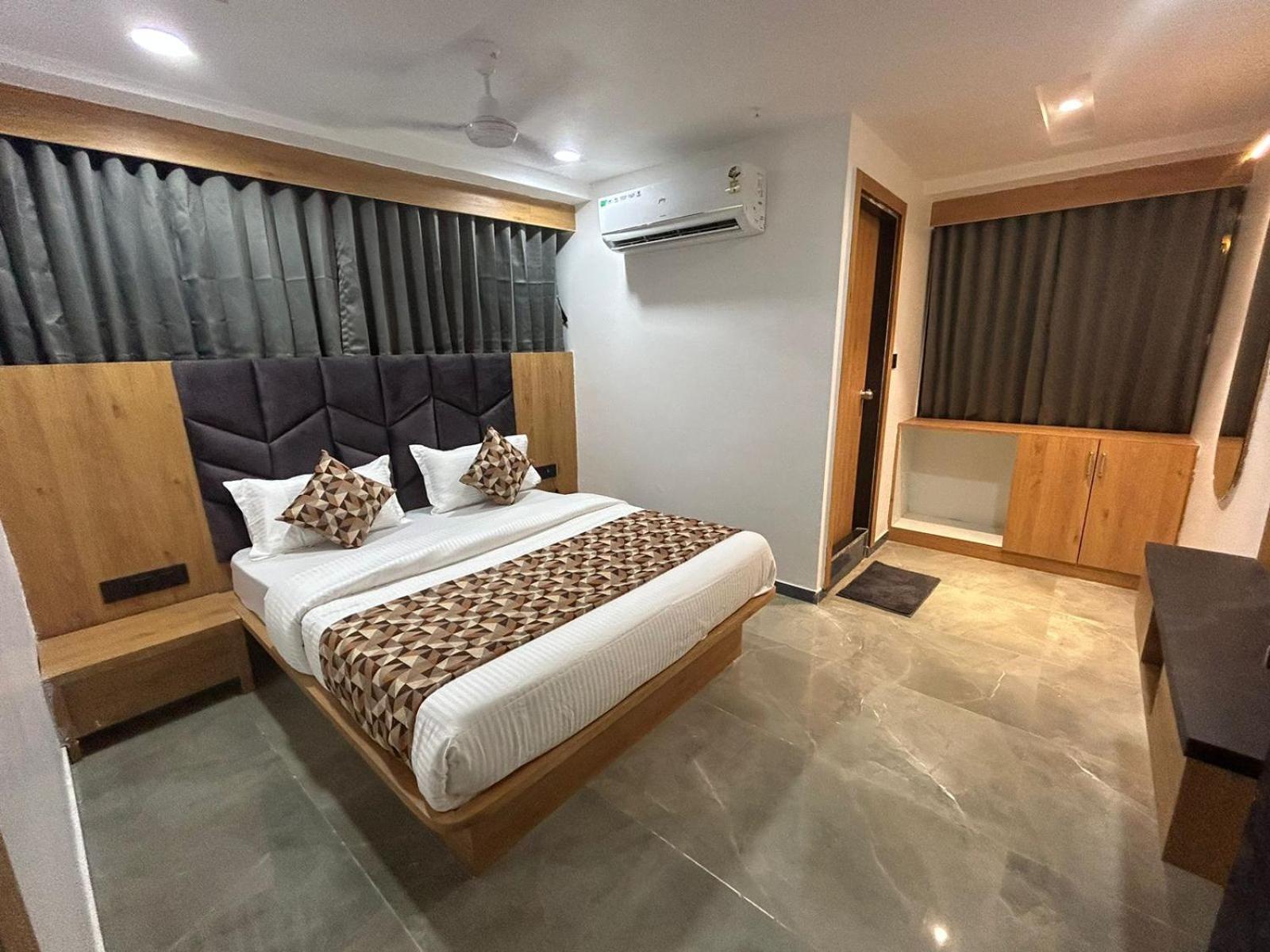 Hotel M Grand Ahmedabad Bagian luar foto