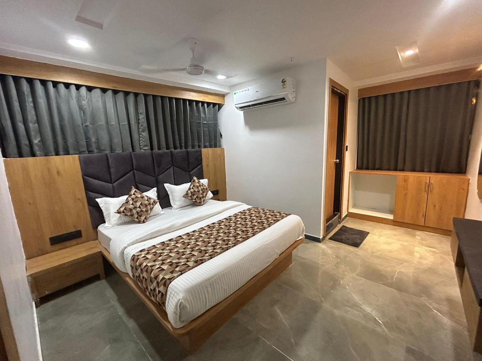 Hotel M Grand Ahmedabad Bagian luar foto