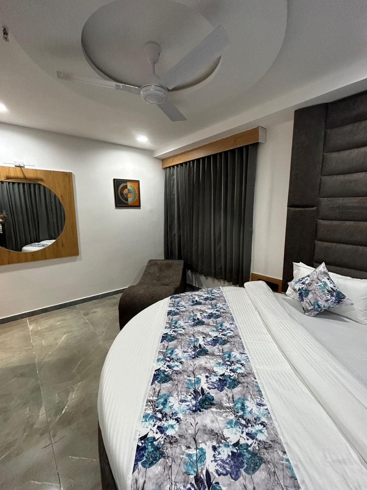 Hotel M Grand Ahmedabad Bagian luar foto