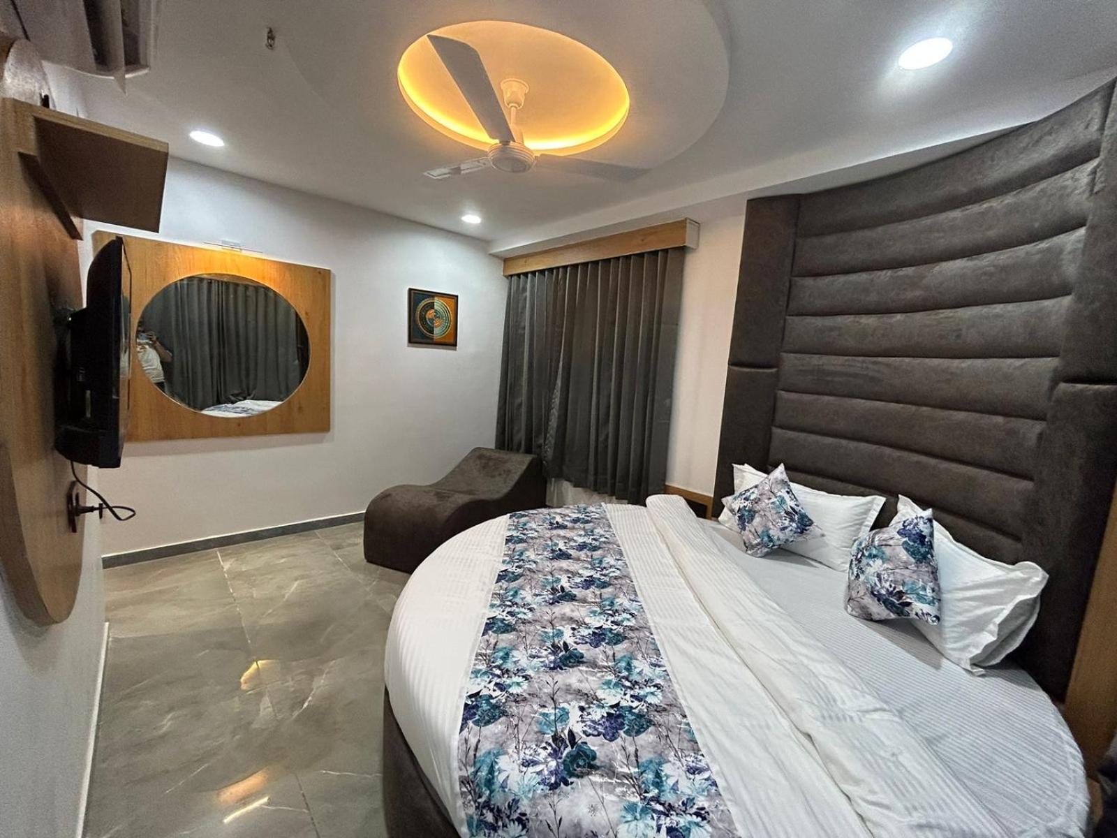 Hotel M Grand Ahmedabad Bagian luar foto